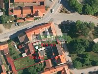 Stavební pozemek o výměře 415 m² ve středu Kamenného Újezdu s možností koupě vedlejší nemovitosti - Možnost koupě obou nemovitostí jako celek.