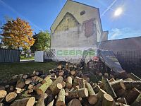 Stavební pozemek o výměře 415 m² ve středu Kamenného Újezdu s možností koupě vedlejší nemovitosti - Na pozemku má současný majitel umístěné dříví, které však není součástí prodeje :)