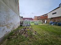 Stavební pozemek o výměře 415 m² ve středu Kamenného Újezdu s možností koupě vedlejší nemovitosti - Pohled na pozemek z hlavní příjezdové komunikace.
