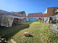 Stavební pozemek o výměře 415 m² ve středu Kamenného Újezdu s možností koupě vedlejší nemovitosti - Pohled na zadní část pozemku.