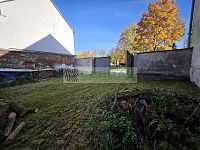 Stavební pozemek o výměře 415 m² ve středu Kamenného Újezdu s možností koupě vedlejší nemovitosti - Pohled z vnitřní části pozemku.