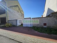 Stavební pozemek o výměře 415 m² ve středu Kamenného Újezdu s možností koupě vedlejší nemovitosti - Přístup na pozemek z hlavní komunikace.