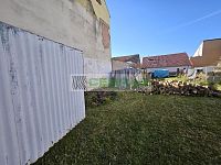 Stavební pozemek o výměře 415 m² ve středu Kamenného Újezdu s možností koupě vedlejší nemovitosti - Přístup na pozemek z hlavní komunikace.