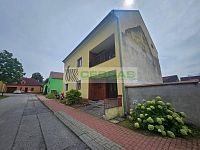 Stavební pozemek o výměře 415 m² ve středu Kamenného Újezdu s možností koupě vedlejší nemovitosti - Vedlejší nemovitost může být koupena zároveň s pozemkem.