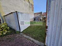 Stavební pozemek o výměře 415 m² ve středu Kamenného Újezdu s možností koupě vedlejší nemovitosti - Vjezdová plechová vrata.