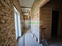 Rodinný dům s velkým potenciálem a navazujícím stavebním pozemkem v srdci Kamenného Újezdu! - Hrubá rekonstrukce v patře domu