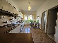 Rodinný dům s velkým potenciálem a navazujícím stavebním pozemkem v srdci Kamenného Újezdu! - Kuchyň se vstupem do koupelny a komory