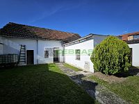 Rodinný dům s velkým potenciálem a navazujícím stavebním pozemkem v srdci Kamenného Újezdu! - Navazující budovy (za nimi rozlehlá zahrada)