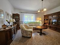 Rodinný dům s velkým potenciálem a navazujícím stavebním pozemkem v srdci Kamenného Újezdu! - Obývací část s výhledem na náměstí