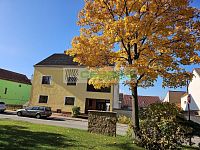 Rodinný dům s velkým potenciálem a navazujícím stavebním pozemkem v srdci Kamenného Újezdu! - Pohled na dům z náměstí