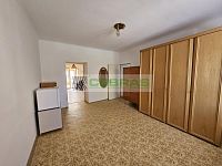 Rodinný dům s velkým potenciálem a navazujícím stavebním pozemkem v srdci Kamenného Újezdu! - Pokoj