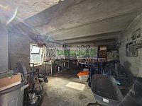 Rodinný dům s velkým potenciálem a navazujícím stavebním pozemkem v srdci Kamenného Újezdu! - Prostorná garáž