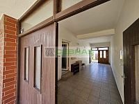 Rodinný dům s velkým potenciálem a navazujícím stavebním pozemkem v srdci Kamenného Újezdu! - Průjezd na dvůr, ke garáži a hospodářským budovám s navazující zahradou