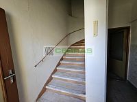 Rodinný dům s velkým potenciálem a navazujícím stavebním pozemkem v srdci Kamenného Újezdu! - Schodiště do patra domu přístupné ze dvora a vstup do podsklepené části domu