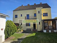 Rodinný dům s velkým potenciálem a navazujícím stavebním pozemkem v srdci Kamenného Újezdu! - Zadní část domu a zimní zahrada