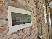 Rodinný dům s garáží, hospodářskými budovami a velkou navazující zahradou v srdci Kamenného Újezdu! - Hrubá rekonstrukce v patře domu