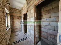 Rodinný dům s garáží, hospodářskými budovami a velkou navazující zahradou v srdci Kamenného Újezdu! - Hrubá rekonstrukce v patře domu