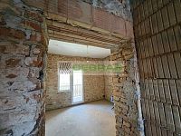 Rodinný dům s garáží, hospodářskými budovami a velkou navazující zahradou v srdci Kamenného Újezdu! - Hrubá rekonstrukce v patře domu