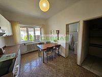 Rodinný dům s garáží, hospodářskými budovami a velkou navazující zahradou v srdci Kamenného Újezdu! - Jídelní část s výhledem na zatravněný dvůr