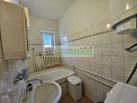 Rodinný dům s garáží, hospodářskými budovami a velkou navazující zahradou v srdci Kamenného Újezdu! - Koupelna s vanou