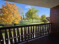 Rodinný dům s garáží, hospodářskými budovami a velkou navazující zahradou v srdci Kamenného Újezdu! - Lodžie s výhledem na náměstí