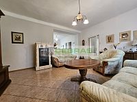 Rodinný dům s garáží, hospodářskými budovami a velkou navazující zahradou v srdci Kamenného Újezdu! - Obývací část s pohledem do kuchyně