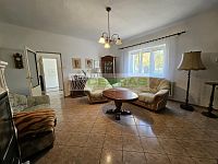 Rodinný dům s garáží, hospodářskými budovami a velkou navazující zahradou v srdci Kamenného Újezdu! - Obývací pokoj