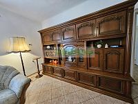 Rodinný dům s garáží, hospodářskými budovami a velkou navazující zahradou v srdci Kamenného Újezdu! - Obývací stěna