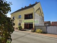 Rodinný dům s garáží, hospodářskými budovami a velkou navazující zahradou v srdci Kamenného Újezdu! - Pohled na boční část domu, na kterou navazuje další pozemek