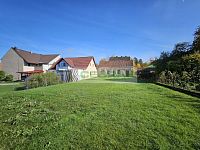 Rodinný dům s garáží, hospodářskými budovami a velkou navazující zahradou v srdci Kamenného Újezdu! - Rozlehlá rovinatá zahrada za domem