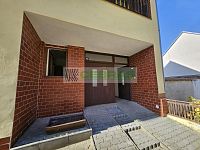 Rodinný dům s garáží, hospodářskými budovami a velkou navazující zahradou v srdci Kamenného Újezdu! - Vchod do domu