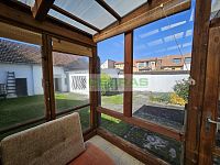 Rodinný dům s garáží, hospodářskými budovami a velkou navazující zahradou v srdci Kamenného Újezdu! - Zimní zahrada