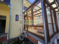 Rodinný dům s garáží, hospodářskými budovami a velkou navazující zahradou v srdci Kamenného Újezdu! - Zimní zahrada se vstupem na dvůr a průchodem do spodního bytu