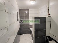 Byt 2+kk se šatnou a balkonem, na klidném místě, kousek od centra města, řeky Vltavy a cyklostezky! - Koupelna s vanou a toaletou