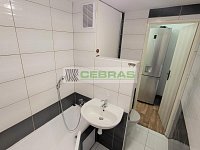 Byt 2+kk se šatnou a balkonem, na klidném místě, kousek od centra města, řeky Vltavy a cyklostezky! - Koupelna s vanou a toaletou