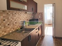 Byt 2+kk se šatnou a balkonem, na klidném místě, kousek od centra města, řeky Vltavy a cyklostezky! - Kuchyň
