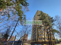 Byt 2+kk se šatnou a balkonem, na klidném místě, kousek od centra města, řeky Vltavy a cyklostezky! - Pohled na dům