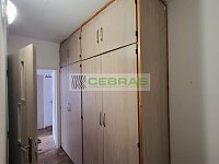 Byt 2+kk se šatnou a balkonem, na klidném místě, kousek od centra města, řeky Vltavy a cyklostezky! - Skříně v chodbě