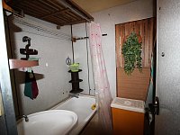 Zařízení byt 2+1 s jídelnou v Jírovcově ulici - Koupelna s vanou