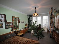 Zařízení byt 2+1 s jídelnou v Jírovcově ulici - Pokoj se zastřešeným balkonem s jižním výhledem na klidný vnitroblok se zelení