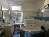 2+1 s jídelnou v 1NP cihlového dmou u Lannovy třídy - Koupelna s rohovou vanou, wc., místem na pračku