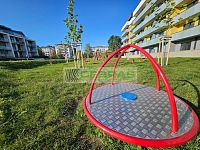 Luxusní 2+kk s terasou, sklepem na patře a dvěma garážovými stáními. Branišovská Č. Budějovice - Dětské hřiště u domu