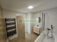 Luxusní 2+kk s terasou, sklepem na patře a dvěma garážovými stáními. Branišovská Č. Budějovice - Koupelna s vanou