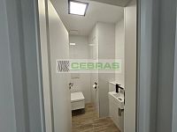 Luxusní 2+kk s terasou, sklepem na patře a dvěma garážovými stáními. Branišovská Č. Budějovice - Samostatná toaleta
