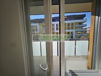 Luxusní 2+kk s terasou, sklepem na patře a dvěma garážovými stáními. Branišovská Č. Budějovice - Vstup na terasu