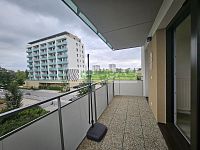 Dlouhá louka Na Zlaté stoce: Byt 3+kk s balkonem a parkovacím stáním - Výhled z balkonu