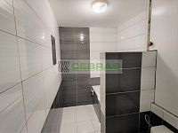 Pěkný byt 2+kk se šatnou a balkonem, v oblíbené části ČB u řeky Vltavy a cyklostezky! - Koupelna s vanou a toaletou