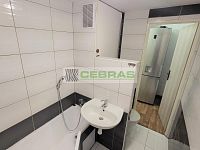 Pěkný byt 2+kk se šatnou a balkonem, v oblíbené části ČB u řeky Vltavy a cyklostezky! - Koupelna s vanou a toaletou