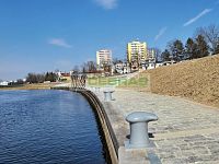 Pěkný byt 2+kk se šatnou a balkonem, v oblíbené části ČB u řeky Vltavy a cyklostezky! - Řeka a pohled na dům