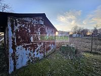 Oplocená zahrada se studnou České Budějovice 4 (U Sirkárny) v dosahu MHD. - Plechová garáž